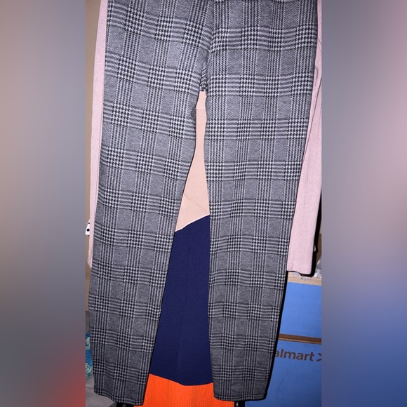 Tahari Black and Gray Plaid knitted Trousers with front Pleat - Picture 9 of 10